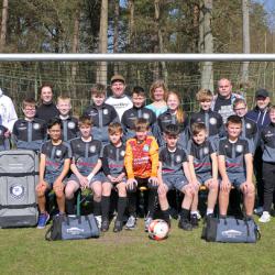 Sponsoren übergeben Sportausstattung an U12 Fußballmannschaft der Eintracht Munster